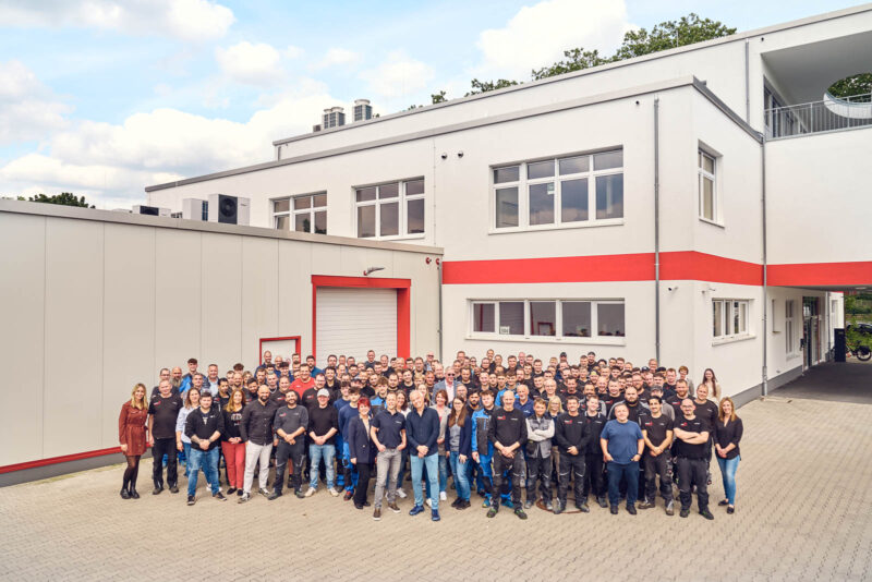 Gruppenfoto vor Gebäude